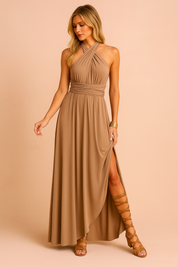 Camel maxi-jurk met gekruiste halter, hoge split en geplooide taille in soepele effen stof.