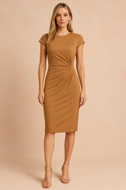 Camel kleurige midi-jurk met korte mouwen en geplooid detail, geschikt voor zowel werk als casual gelegenheden.