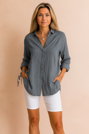 Donkergrijze blouse van luchtige kreukstof met knoopsluiting en opgerolde mouwen.
