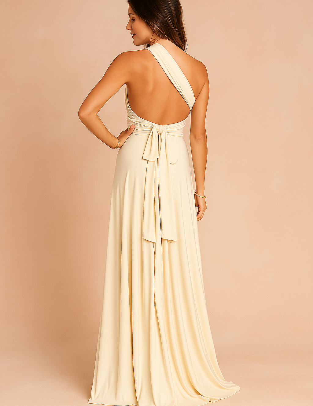 Crèmekleurige maxi-jurk met asymmetrische schouderband en striksluiting op de rug in effen jersey.