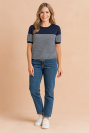 Dames T-shirt met korte mouwen en ronde hals, uitgevoerd in een kleurblokdesign met donkerblauw bovenstuk en mouwboorden, gecombineerd met een fijn horizontaal gestreept patroon in donkerblauw en wit over het voor- en achterpand. Gemaakt van een zachte, rekbare stof met een comfortabele, licht getailleerde pasvorm.