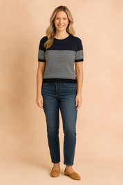 Dames T-shirt met korte mouwen en ronde hals, uitgevoerd in een kleurblokdesign met donkerblauw bovenstuk en mouwboorden, gecombineerd met een fijn horizontaal gestreept patroon in donkerblauw en wit over het voor- en achterpand. Gemaakt van een zachte, rekbare stof met een comfortabele, licht getailleerde pasvorm.