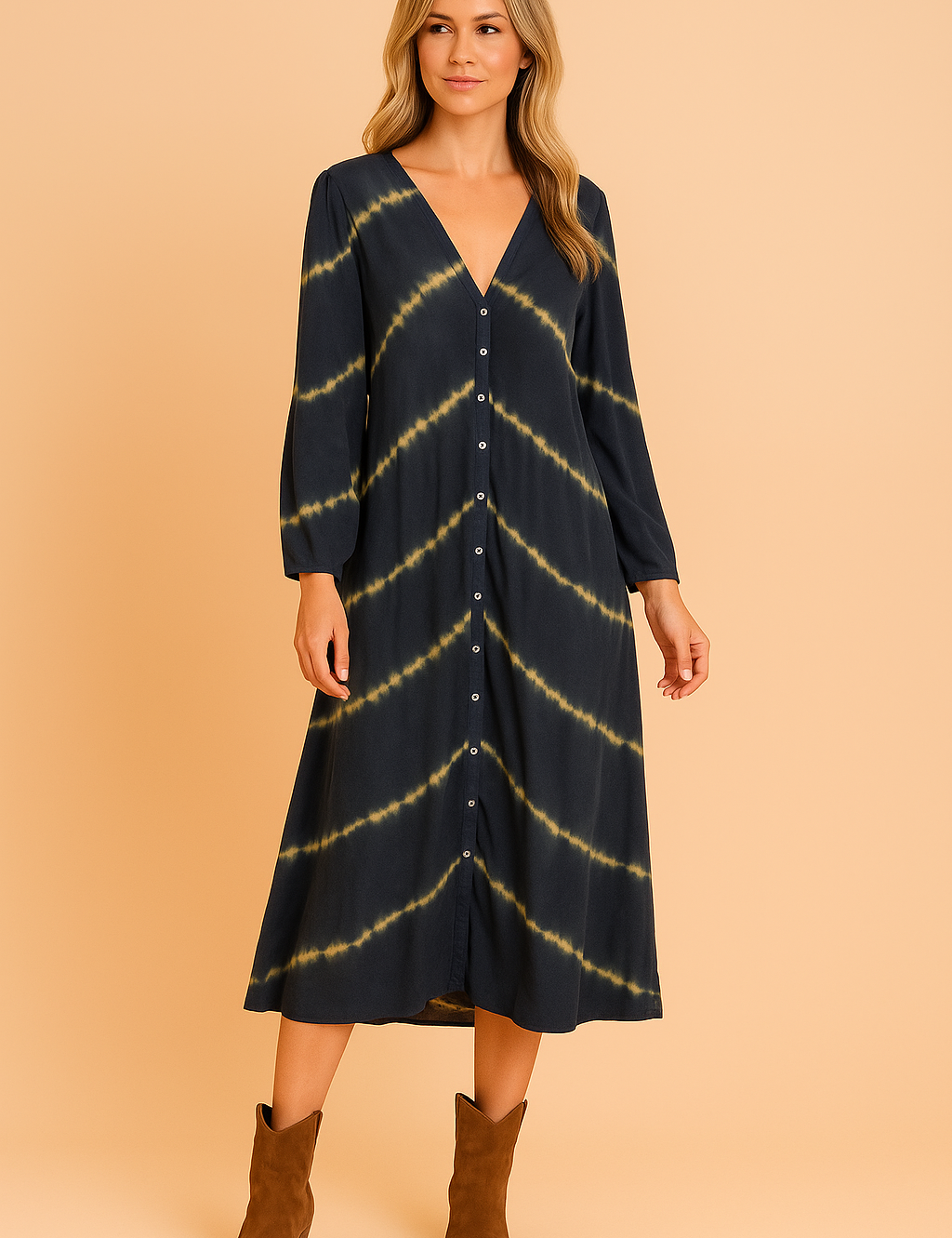 Donkerblauwe midi-jurk met lange mouwen, V-hals en volledige knoopsluiting, afgewerkt met diagonale tie-dye strepen in geel.