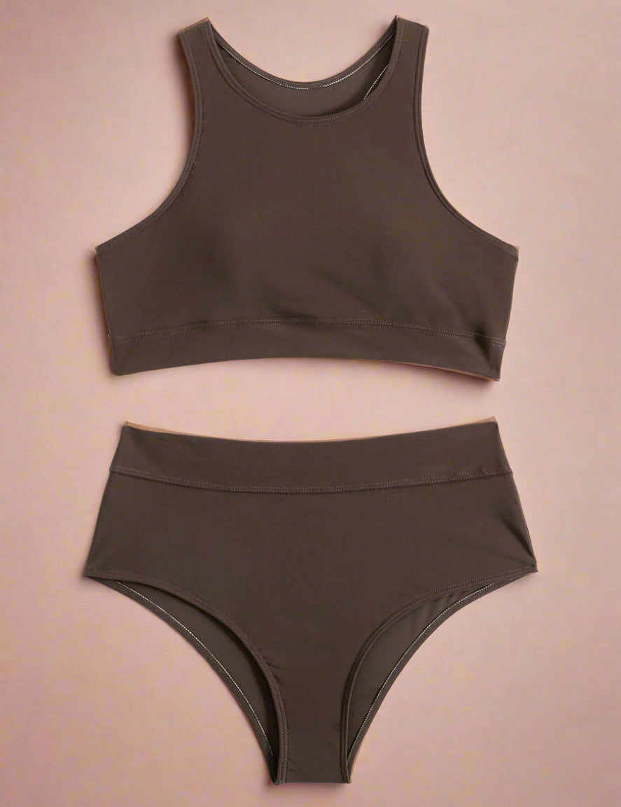 Donkerbruine high-neck bikini met retro hoge taille slip voor een elegante strandstijl