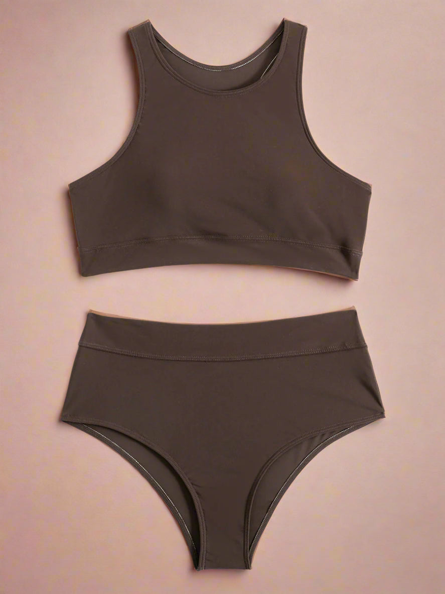 Donkerbruine high-neck bikini met retro hoge taille slip voor een elegante strandstijl
