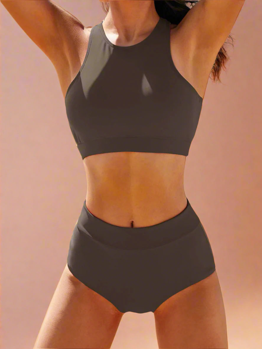 Donkerbruine high-neck bikini met retro hoge taille slip voor een elegante strandstijl