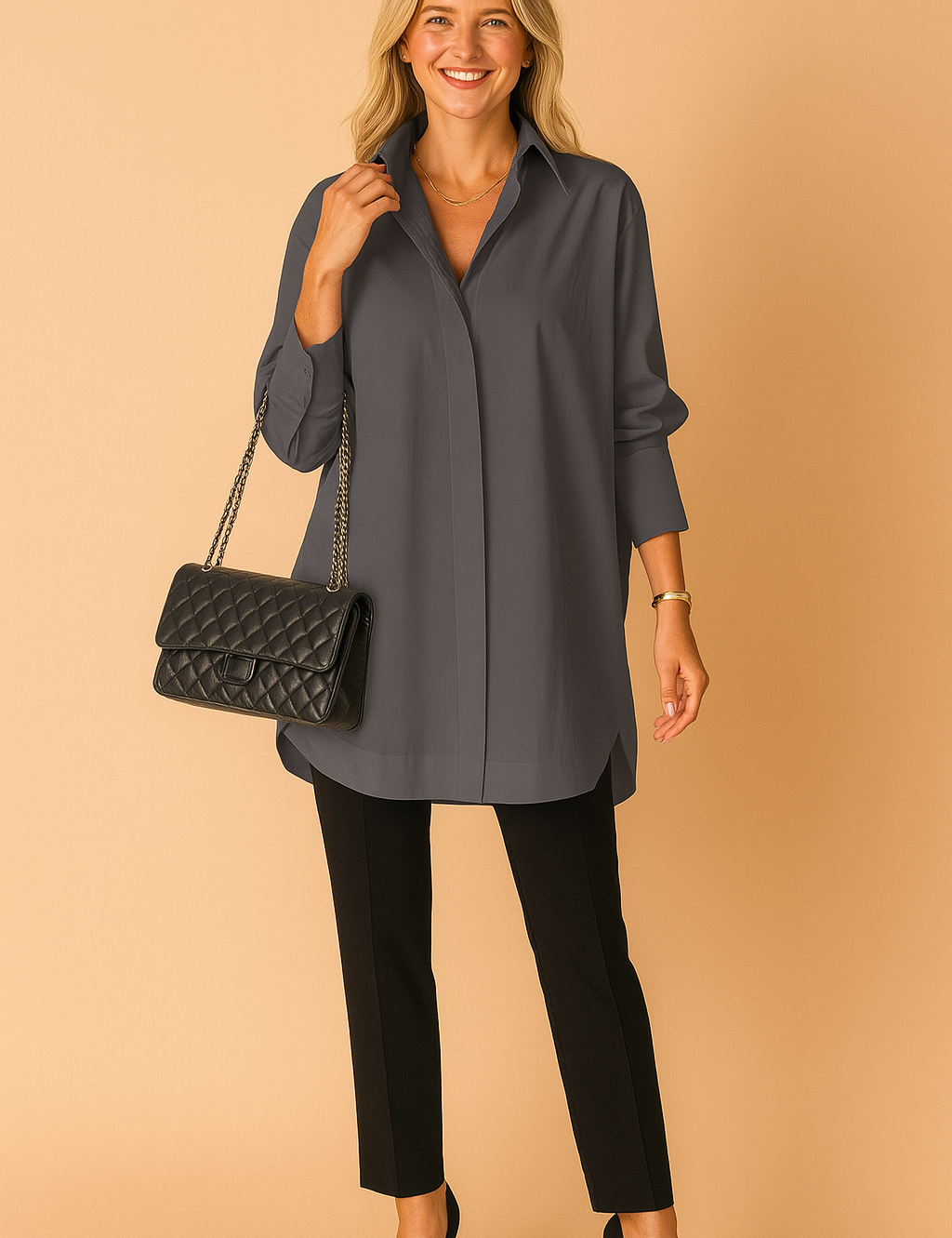 Diepgrijze lange blouse in los model met klassieke kraag en subtiele knoopsluiting. Elegant te combineren voor zakelijke en alledaagse outfits.