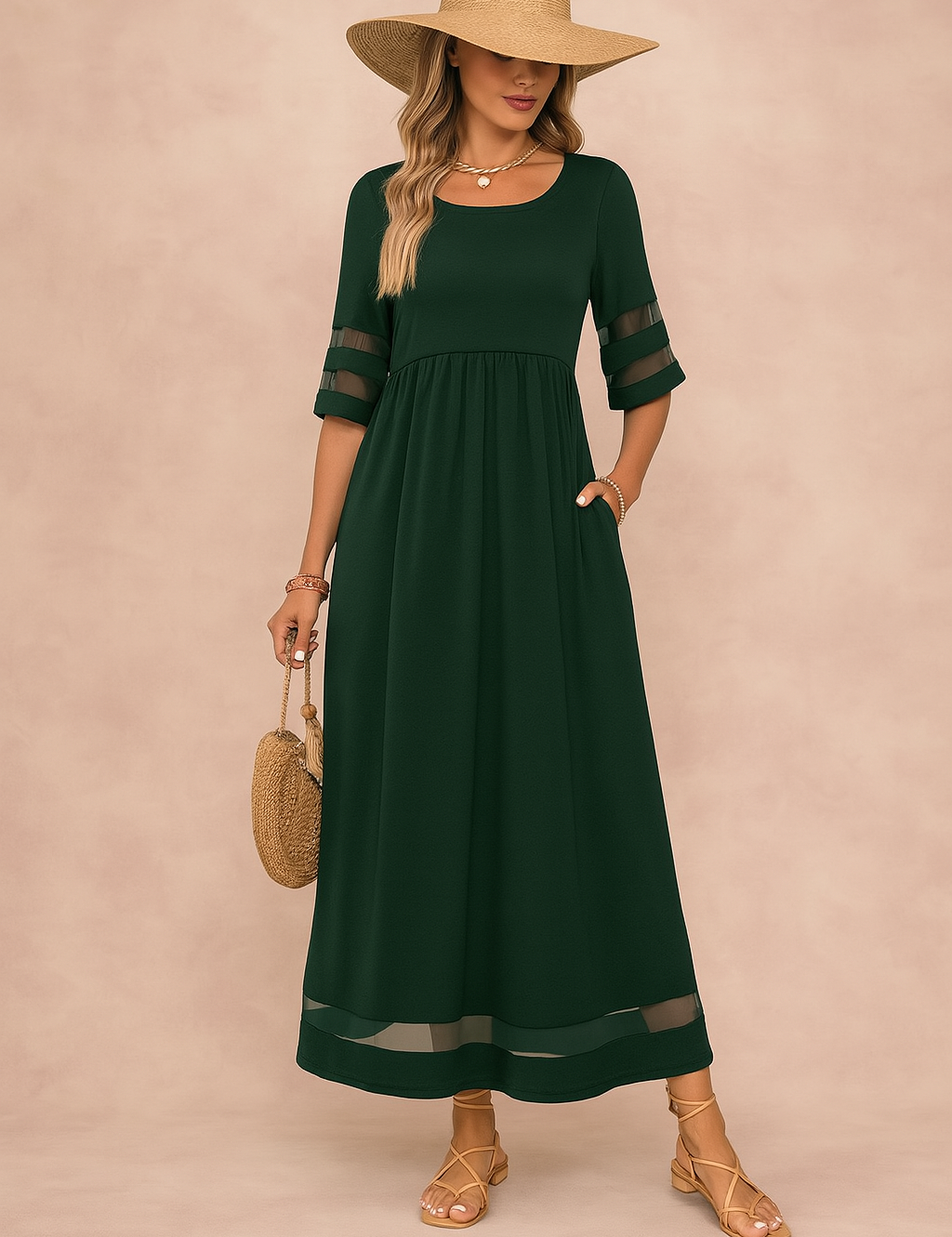 Donkergroene maxi jurk met transparante mouwaccenten en luchtige zoom, geschikt voor casual en chique outfits.