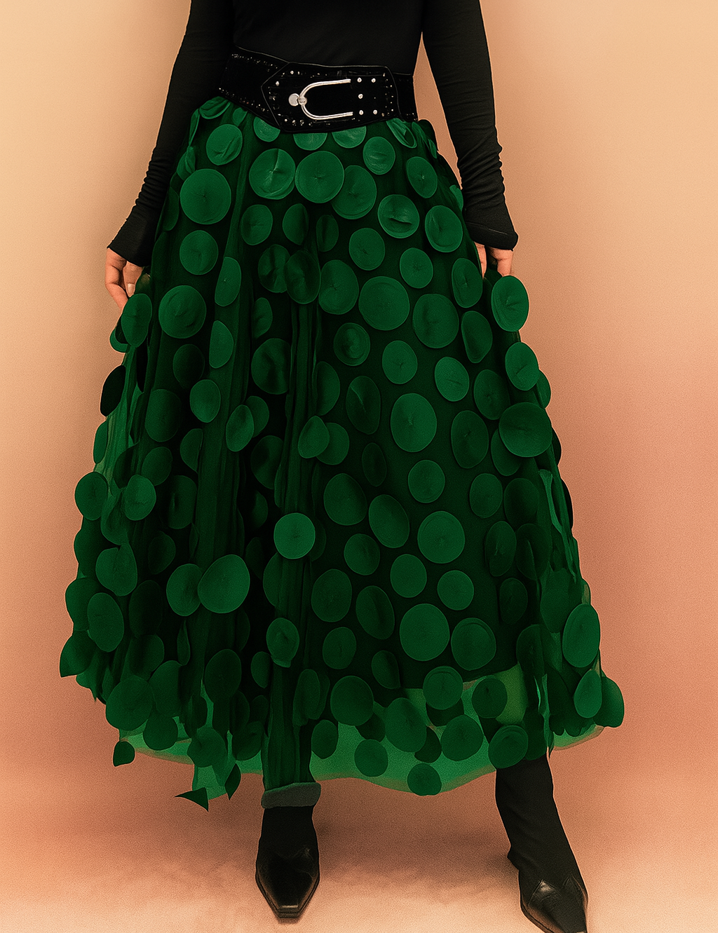 Donkergroene tule midirok met grote stipdetails en brede ceintuur, elegante keuze voor bijzondere evenementen.