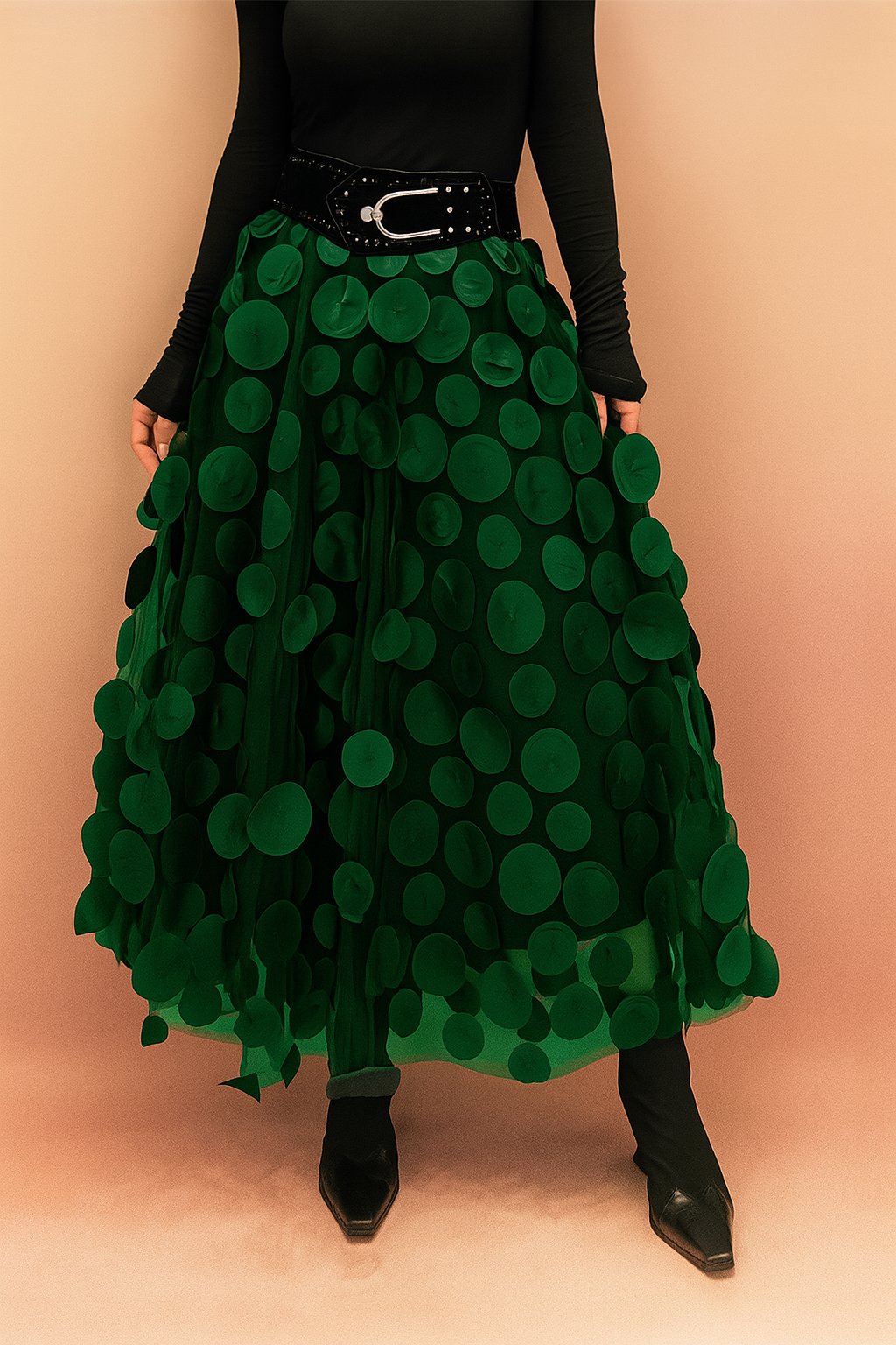 Donkergroene tule midirok met grote stipdetails en brede ceintuur, elegante keuze voor bijzondere evenementen.