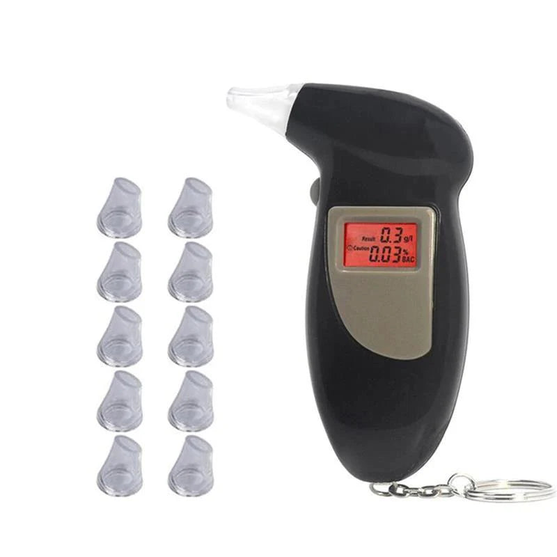 Draagbare digitale alcoholtester met verlicht LED-display, ergonomische greep en mondstuk, tijdens het meten van het alcoholgehalte in uitgeademde lucht.