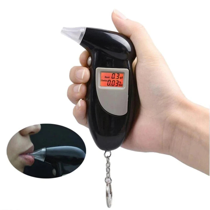 Draagbare digitale alcoholtester met LED-display, ergonomische greep en sleutelhanger, inclusief tien verwisselbare mondstukken.