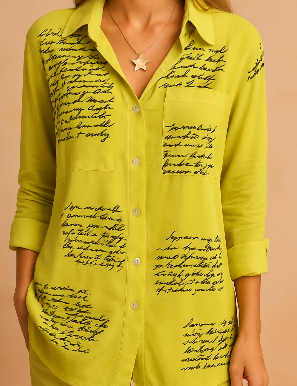 Felgroene blouse met zwarte handgeschreven print verspreid over de voorzijde, afgewerkt met een borstzakje en knoopsluiting.