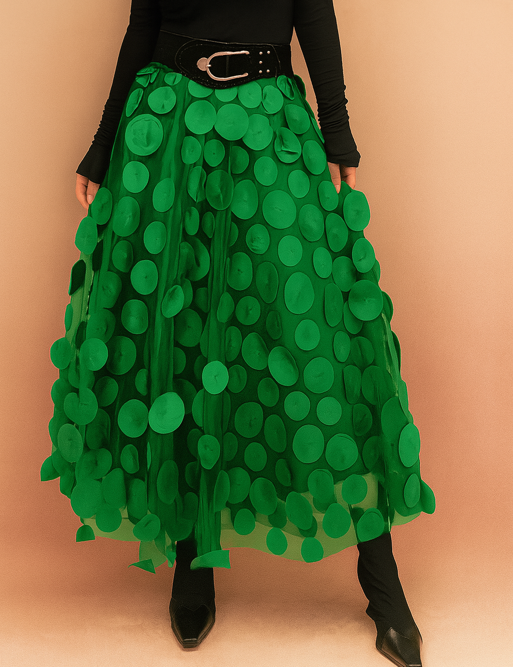 Vrouw draagt felgroene tule maxi rok met polkadot applicaties