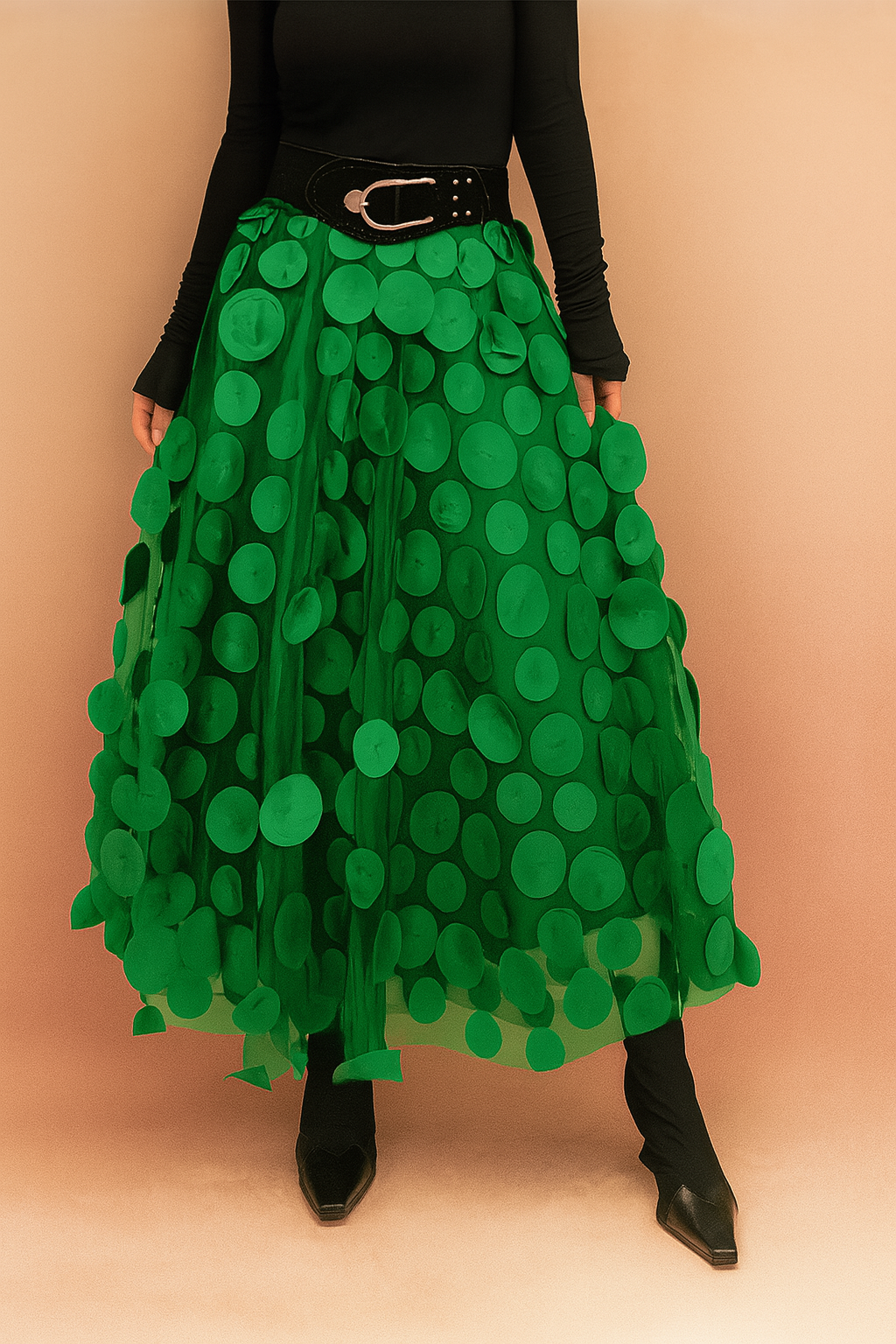 Vrouw draagt felgroene tule maxi rok met polkadot applicaties