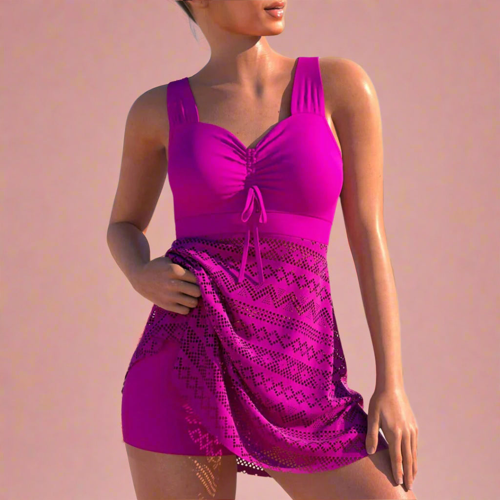 Fuchsia badjurkje met verstelbare top en decoratief kant over de heupen, ideaal voor zomerse stranddagen.