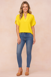 Felgele blouse met V-hals en elegante korte mouwen. De blouse heeft een losse, luchtige pasvorm en is gemaakt van een gladde, effen stof.