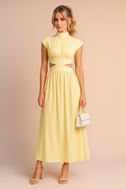 Mouwloze gele midi jurk met hoge hals, uitsnijdingen bij de taille en geplooide rok.