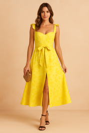 Gele midi zomerjurk met bloemenmotief, strikceintuur en mouwbandjes