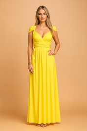 Gele off-shoulder jurk met geplooide bustier, brede tailleband en vloeiende, effen stof.