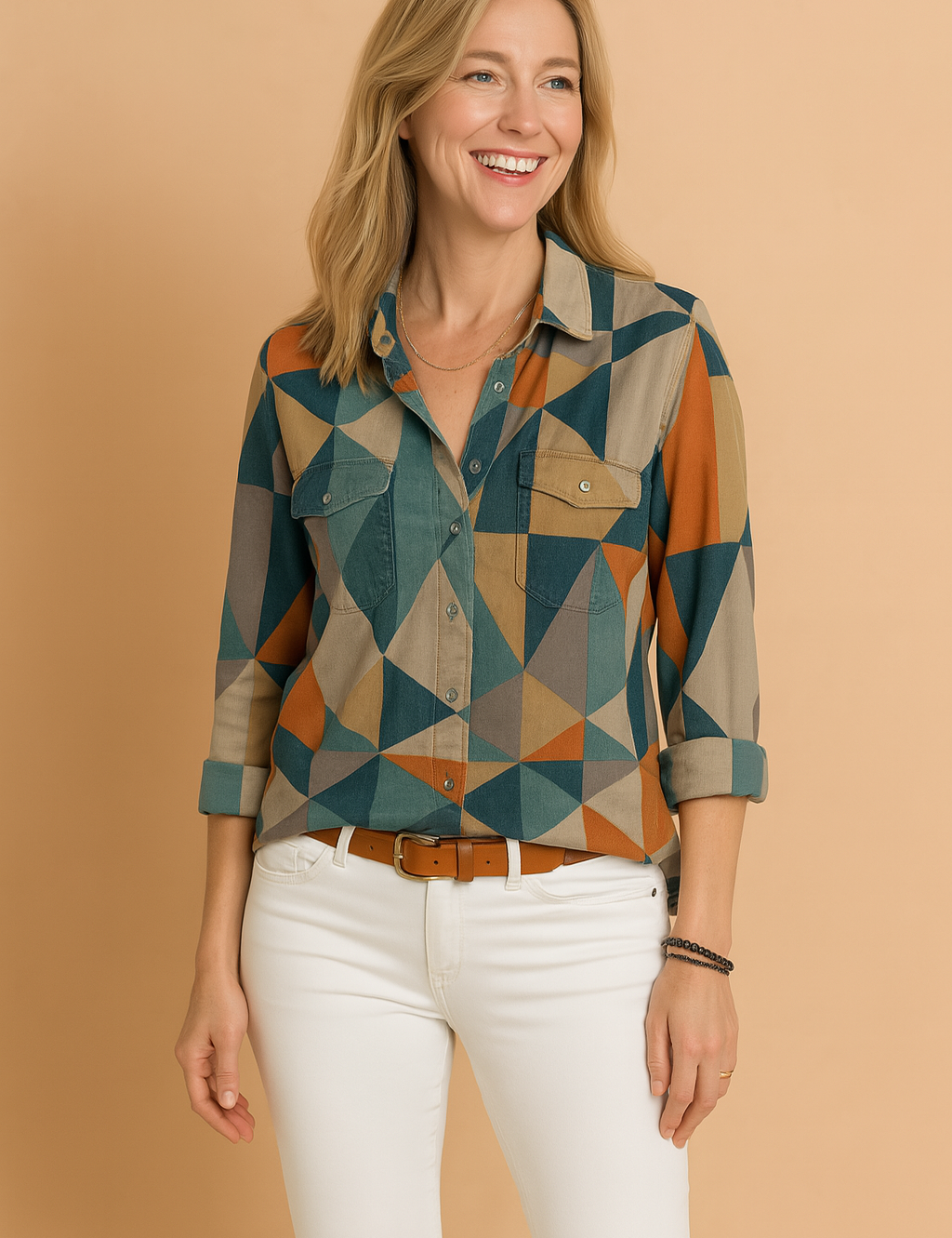 Damesoverhemd met knopen en opvallend geometrisch patchwork in teal, roest en beige, afgewerkt met borstzakken en opgerolde manchetten.