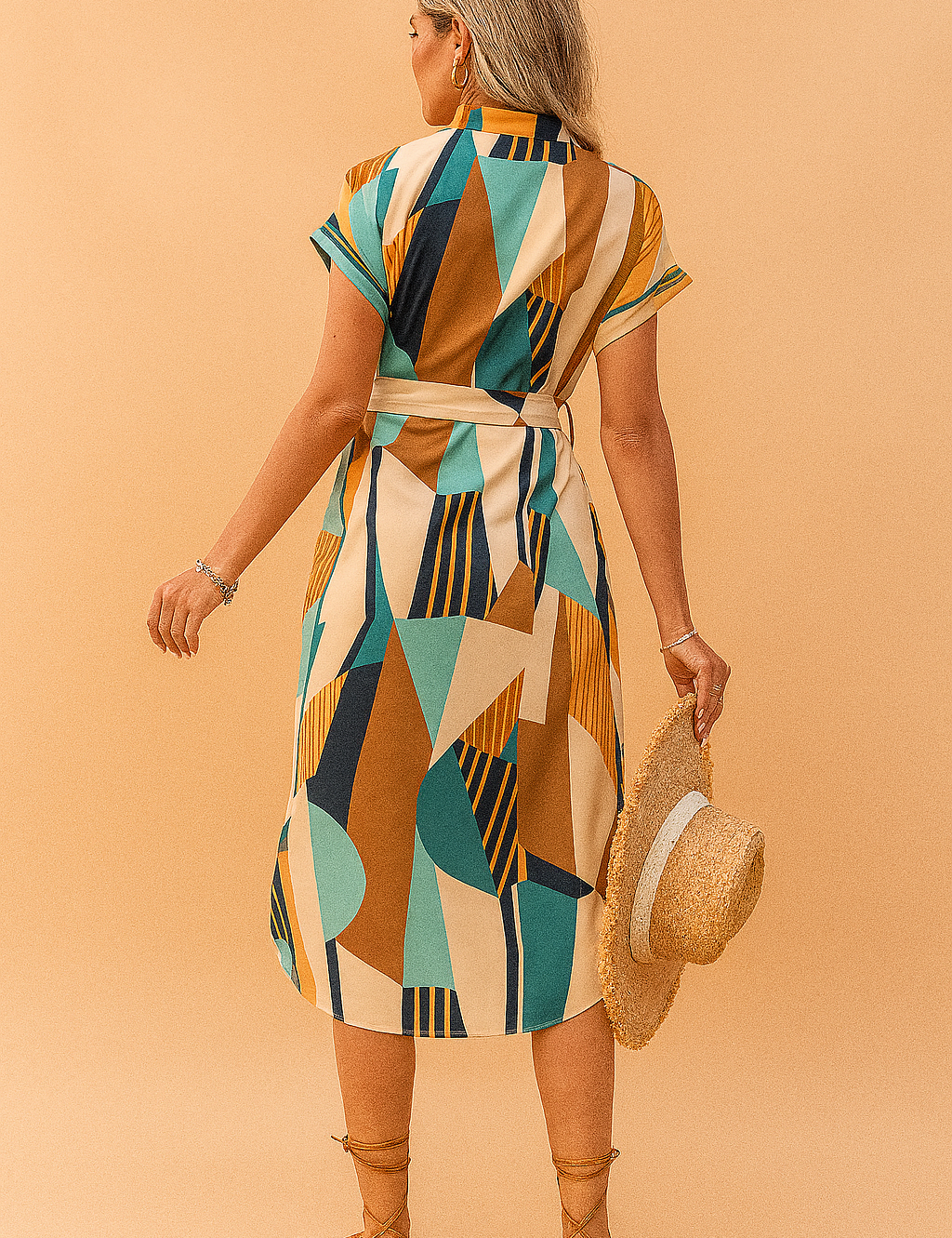 Midi-jurk met geometrische print in groen, turquoise en okergeel, korte mouwen en strikceintuur in de taille