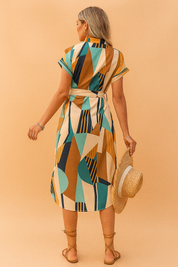 Midi-jurk met geometrische print in groen, turquoise en okergeel, korte mouwen en strikceintuur in de taille