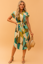 Midi-jurk met geometrische print in groen, turquoise en okergeel, korte mouwen en strikceintuur in de taille