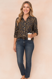 Getailleerde damesblouse met knopen, donkerbruine en marine barokprint en opgerolde mouwen – ideaal voor smart casual of kantooroutfits.