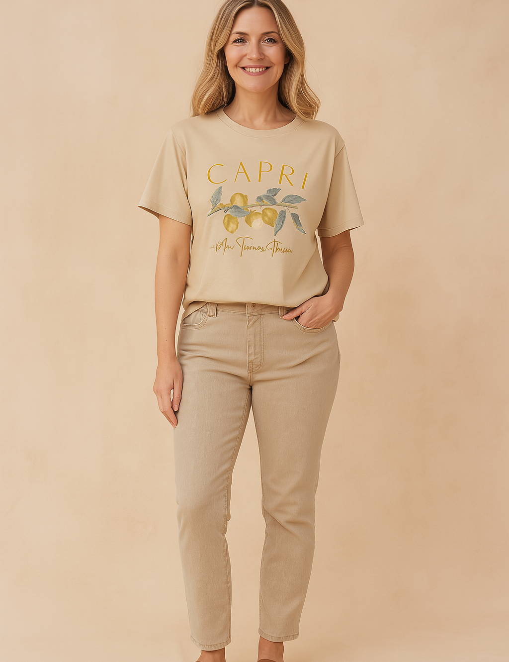 Beige Capri T-shirt met gele citroenprint en cursieve tekst – casual en comfortabele dagelijkse stijl met ton-sur-ton jeans.
