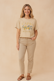 Beige Capri T-shirt met gele citroenprint en cursieve tekst – casual en comfortabele dagelijkse stijl met ton-sur-ton jeans.