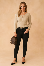 Beige geribde henley top met aansluitende pasvorm, lange mouwen, V-hals en knoopsluiting voor een casual-chique uitstraling.