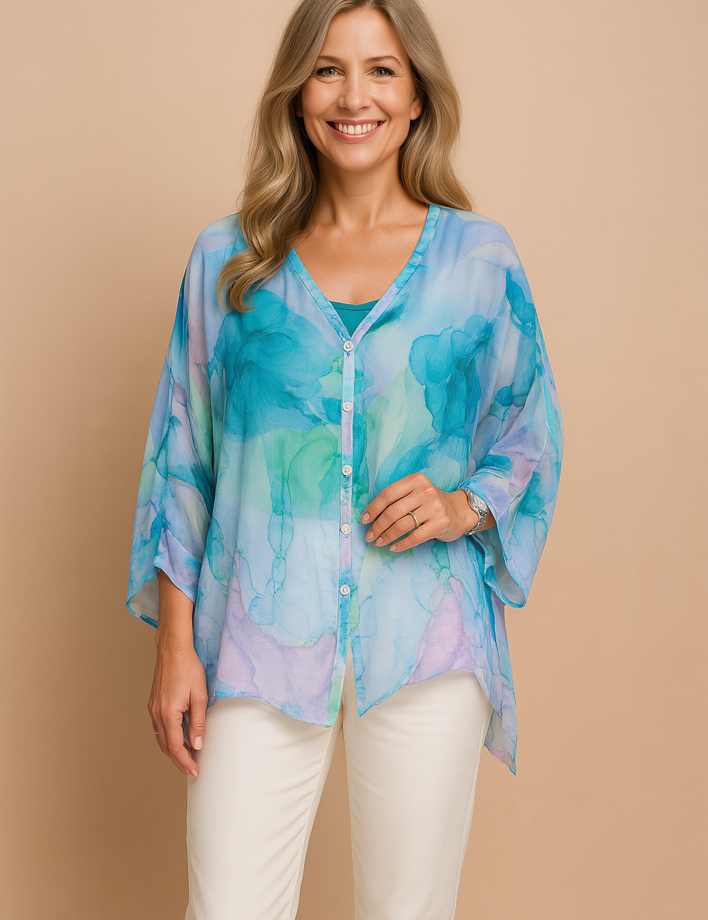 Blauwe en lila chiffon blouse met vloeiende pasvorm, abstracte aquarelprint, V-hals en losvallend silhouet.