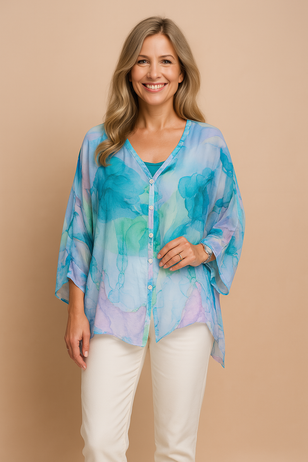 Blauwe en lila chiffon blouse met vloeiende pasvorm, abstracte aquarelprint, V-hals en losvallend silhouet.
