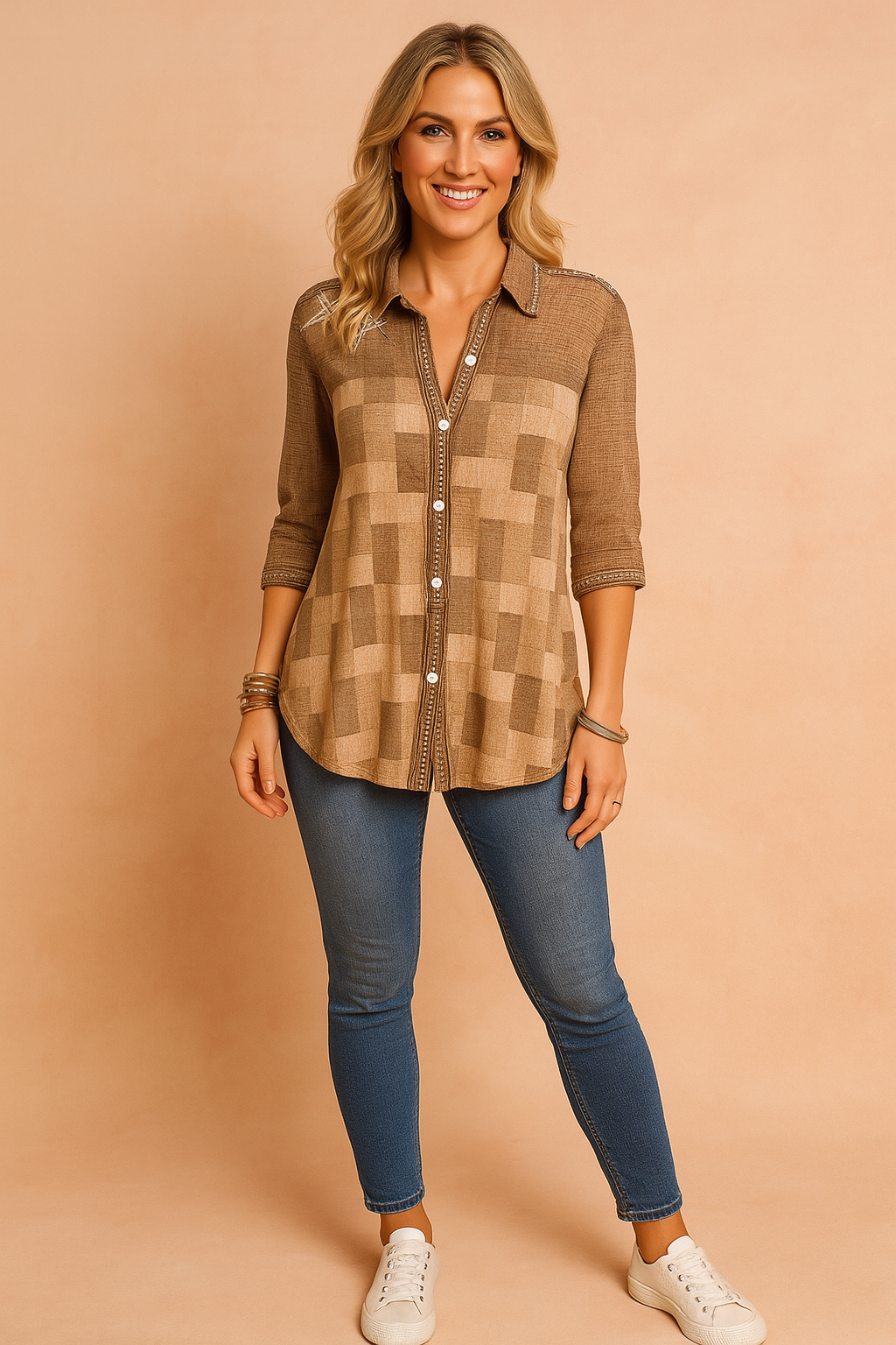 Bruin-beige blouse met grafisch vierkantjespatroon, halflange mouwen en een knoopsluiting met contrasterende biezen langs de voorkant, uitgevoerd in een luchtige linnenmix voor een casual-chique uitstraling.