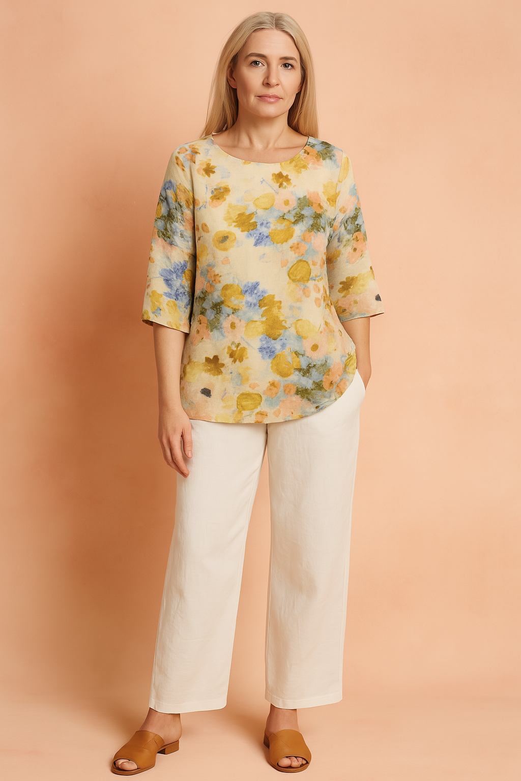 Blouse met 3/4 mouwen in warmgeel met aquarel bloemenprint in blauw, groen en perzik – ideaal voor lente-outfits.