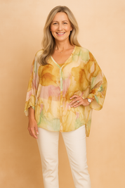 Lichtgewicht pastelgele chiffon blouse met zachte aquarel bloemenprint, knoopsluiting en een losse pasvorm.