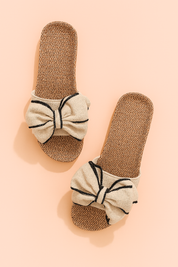 Dames geweven instapsandalen met oversized beige stoffen strik en contrasterende zwarte rand, ontworpen voor casual zomerse looks.