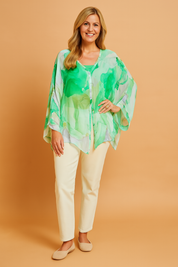 Transparante groene blouse met aquarelprint, lichtgewicht stof, V-hals en brede mouwen.