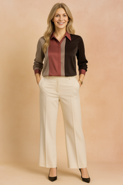 Damesblouse met lange mouwen en verticale kleurvlakken in bruin, bordeaux en taupe – perfect voor kantoor of een smart-casual look.