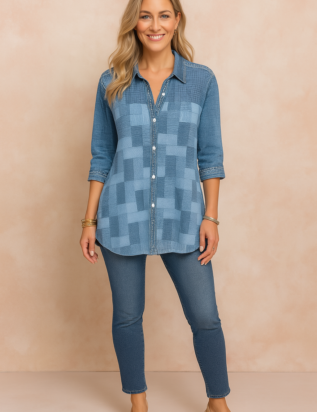 Lichtblauwe blouse met geometrisch blokjespatroon en opgerolde mouwen, voorzien van een knoopsluiting en een geweven structuur voor een ontspannen, stijlvolle look.