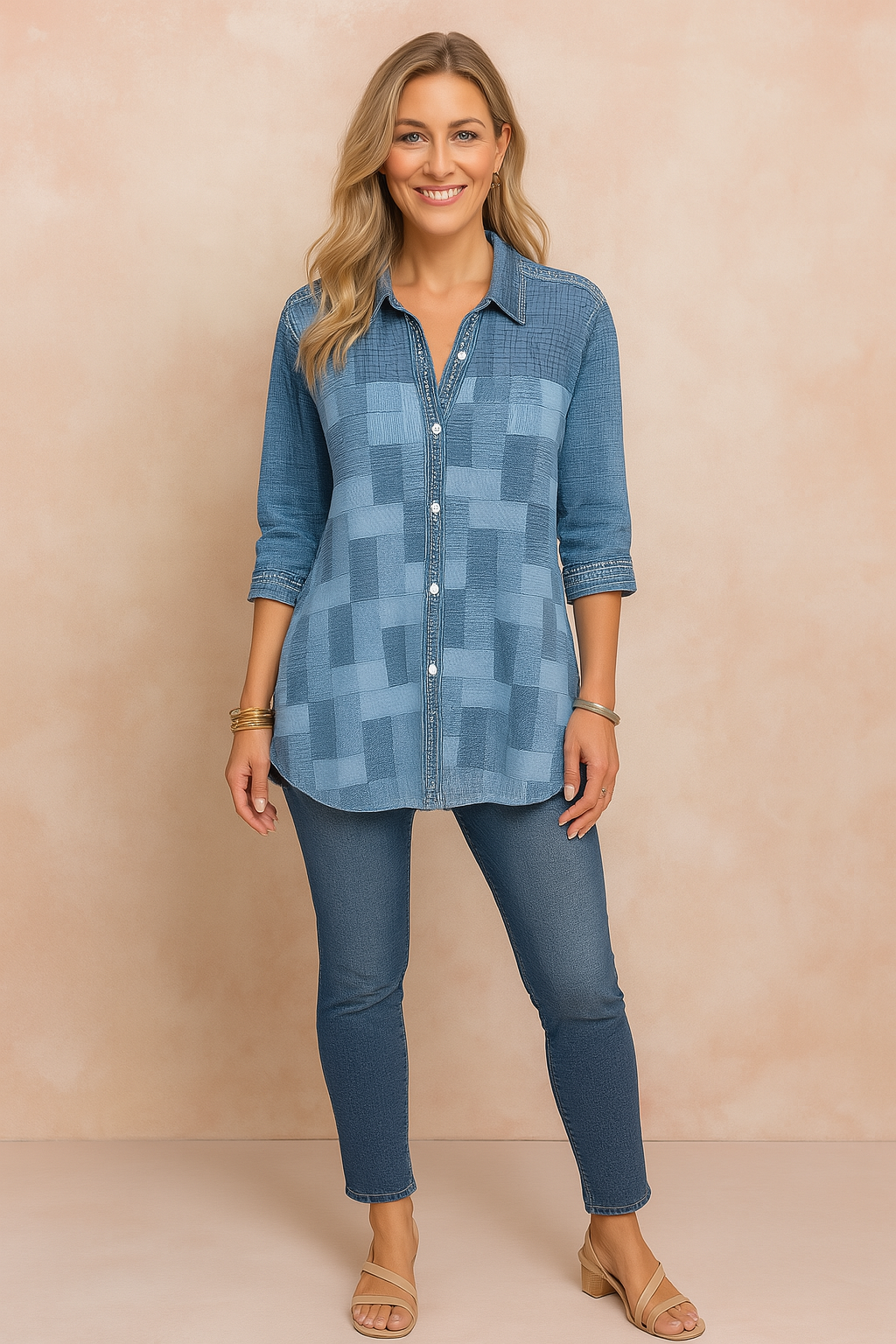 Lichtblauwe blouse met geometrisch blokjespatroon en opgerolde mouwen, voorzien van een knoopsluiting en een geweven structuur voor een ontspannen, stijlvolle look.