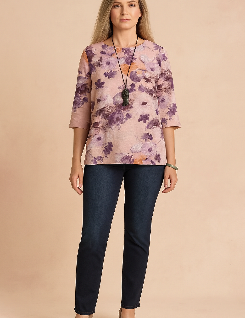 4 mouwen in zachte mauvetinten met paarse bloemenprint en een ontspannen pasvorm – perfect voor casual tot semi-formele looks.