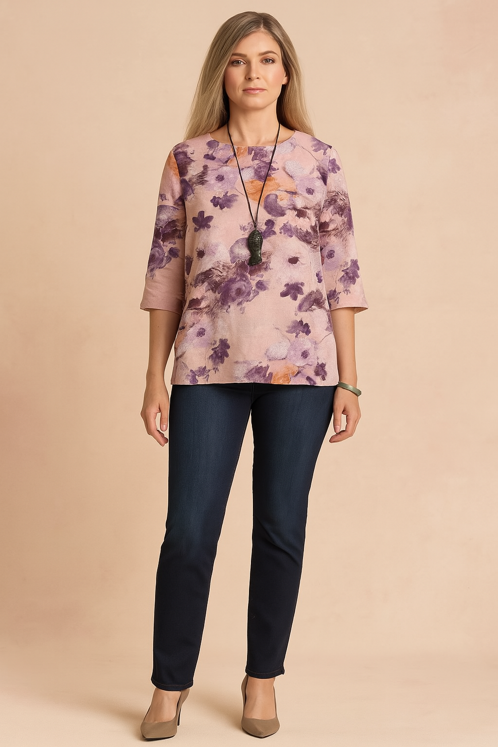 Damesblouse met 3/4 mouwen in zachte mauvetinten met paarse bloemenprint en een ontspannen pasvorm – perfect voor casual tot semi-formele looks.