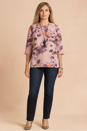 Damesblouse met 3/4 mouwen in zachte mauvetinten met paarse bloemenprint en een ontspannen pasvorm – perfect voor casual tot semi-formele looks.
