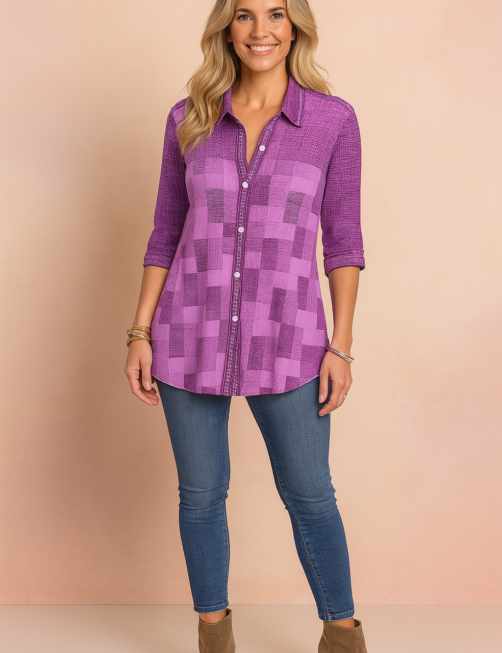 Paarse blouse met blokjespatroon en opgerolde mouwen, afgewerkt met een doorlopende knoopsluiting en zachte geweven textuur voor een casual, comfortabele uitstraling.