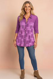 Paarse blouse met blokjespatroon en opgerolde mouwen, afgewerkt met een doorlopende knoopsluiting en zachte geweven textuur voor een casual, comfortabele uitstraling.
