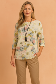Lichte bloemenblouse met pastelgele basis, roze en groene aquarel-bloemen en 3/4 mouwen – elegant en luchtig.