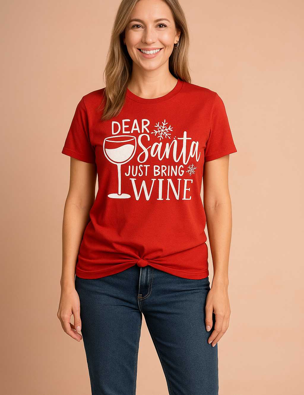 Rood kerstshirt met tekst "Dear Santa Just Bring Wine" en wijnglasprint – ideaal voor feestelijke wijnliefhebbers. 