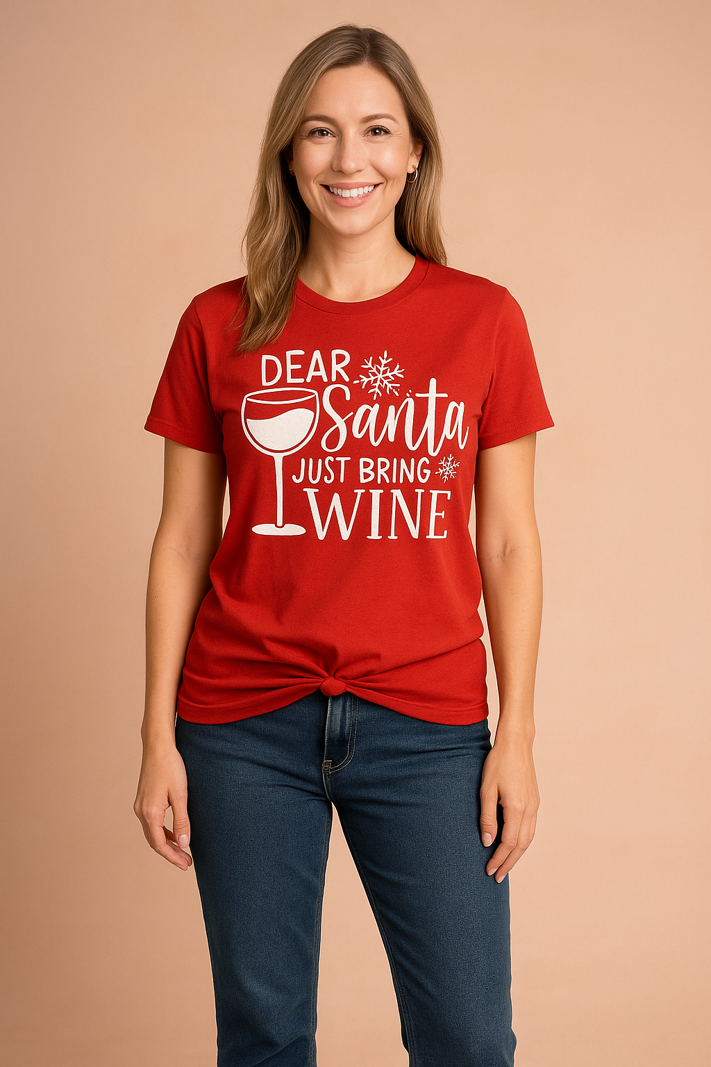 Rood kerstshirt met tekst "Dear Santa Just Bring Wine" en wijnglasprint – ideaal voor feestelijke wijnliefhebbers. 
